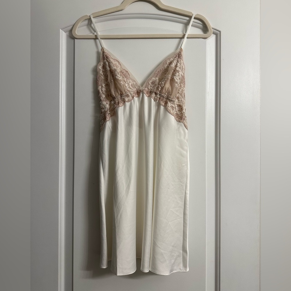 Flora Nikrooz Slip and Robe - Picture 5 of 6